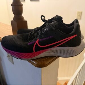 Nike Women's Black and Pink Athletic Shoes